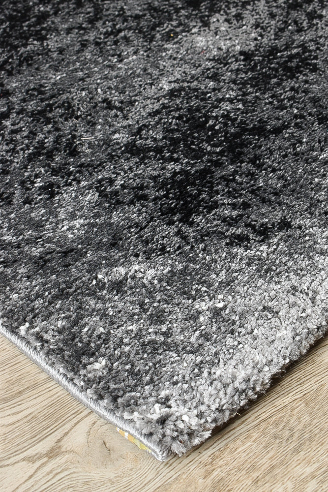 Dahlia 37 In Dark Grey & White Rug